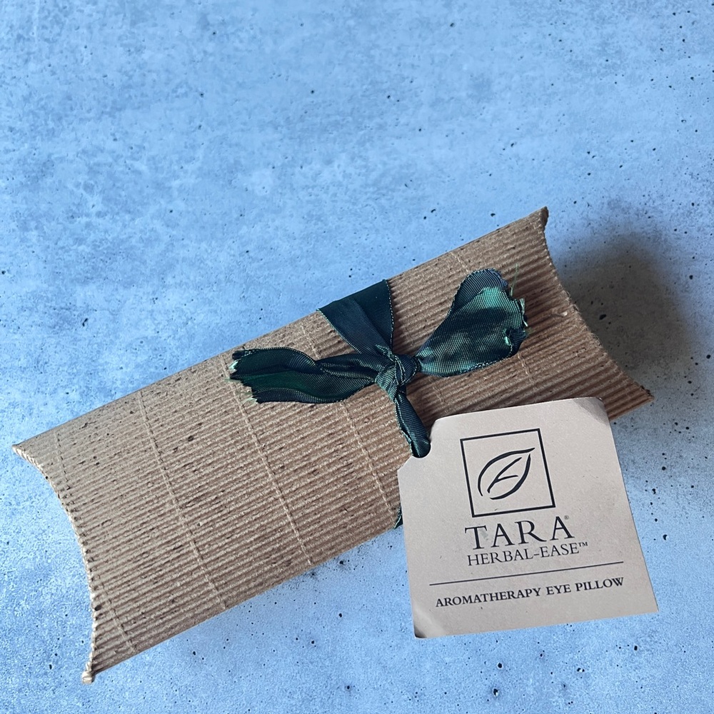 Tara Spa Therapy Silk Eye Pillow. One Size - Picture 3 of 4